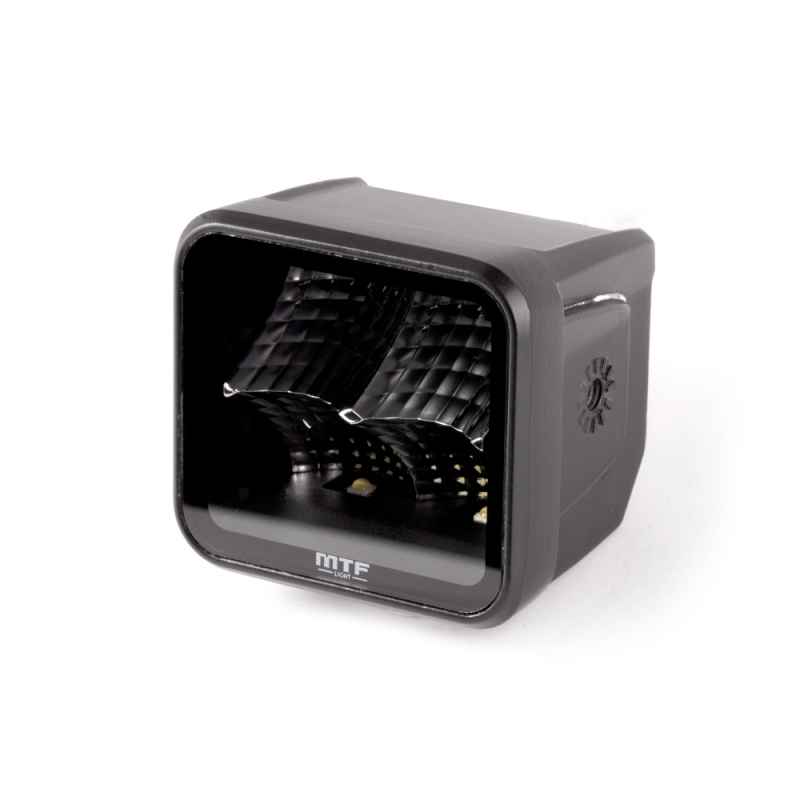 Светодиодный прожектор MTF Light STYLE — 20W, 12–36V, 1400 lm, квадратный, ECE R10 Светодиодный прожектор MTF Light STYLE — 20W, 12–36V, 1400 lm, квадратный, ECE R10